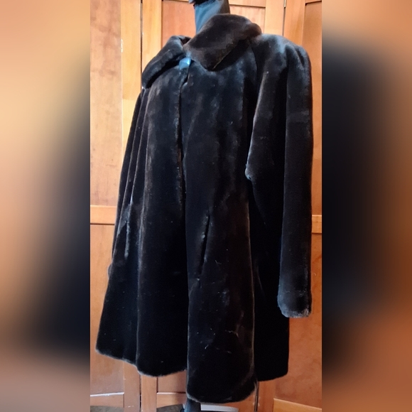 Vintage FAUX FUR coat Size 36" long, 28" pit-to-pit - Picture 3 of 15